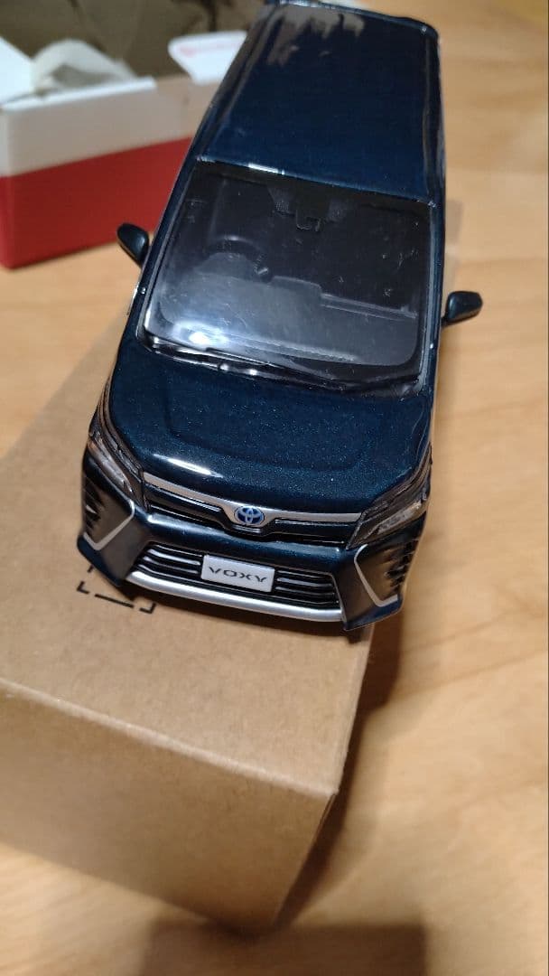 u*7様 【非売品】トヨタ VOXY 80 ミニカー 1/30 カラーサンプル2