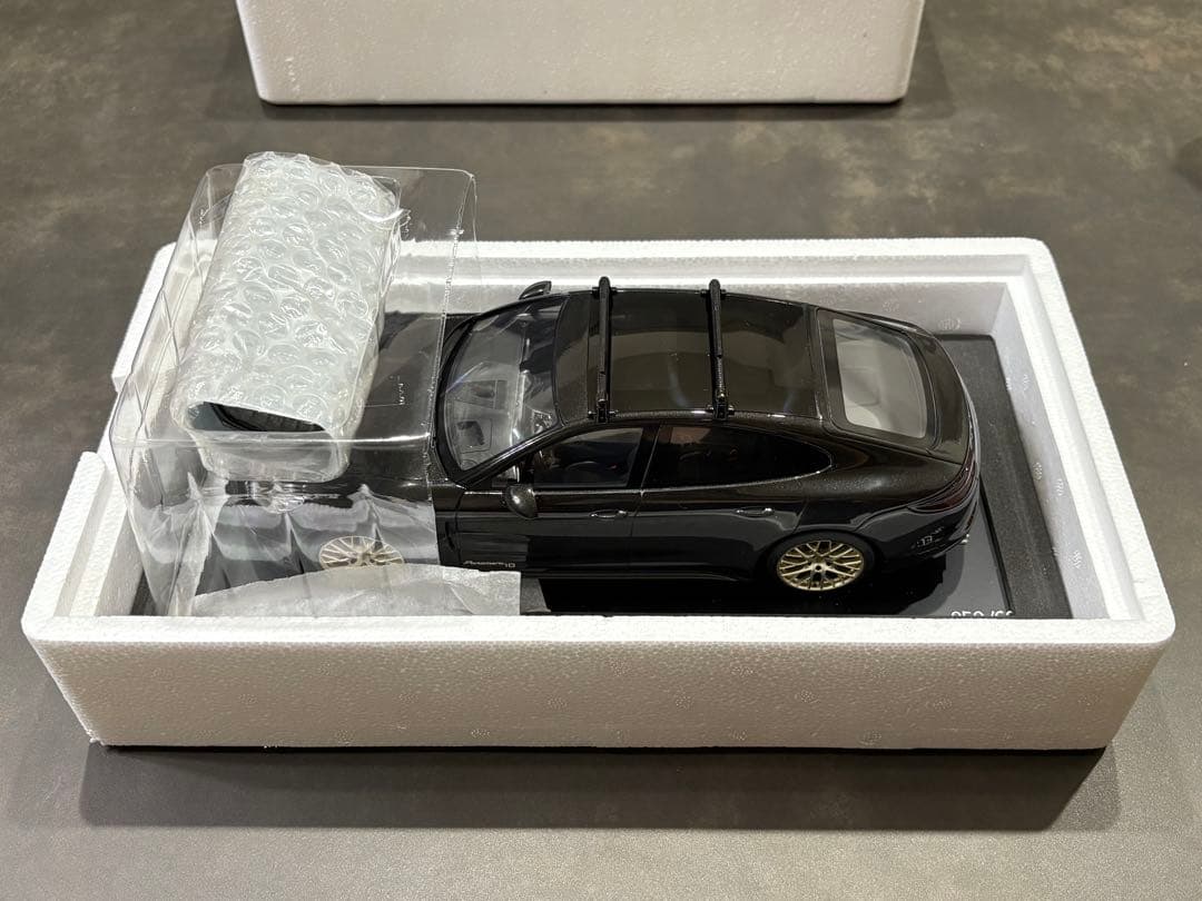 ポルシェ パナメーラ PORSCHE PANAMERA 10year 1/18