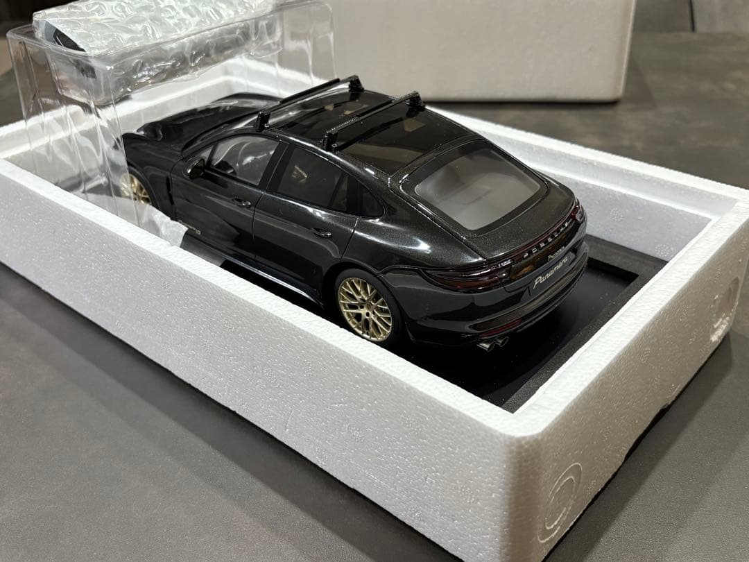 ポルシェ パナメーラ PORSCHE PANAMERA 10year 1/18