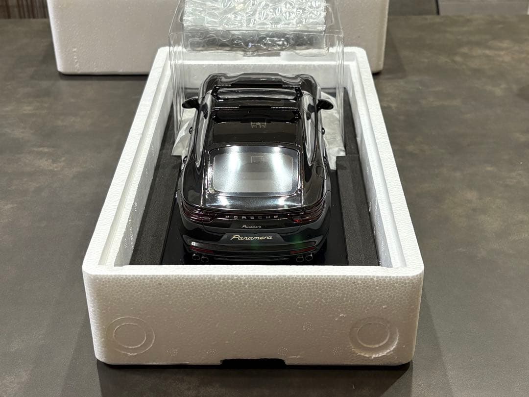 ポルシェ パナメーラ PORSCHE PANAMERA 10year 1/18
