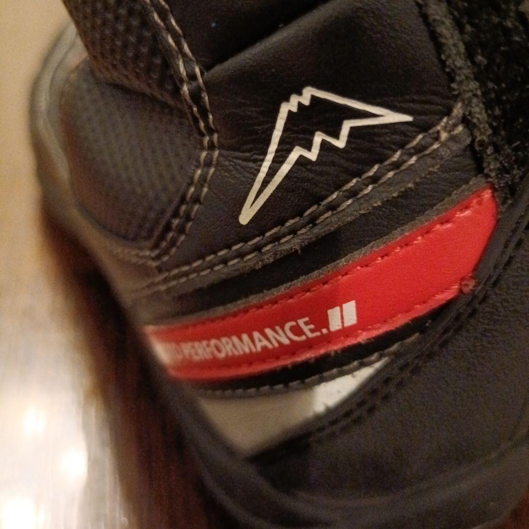 商品番号：7　KUSHITANI アドーネシューズ　年式：2022年