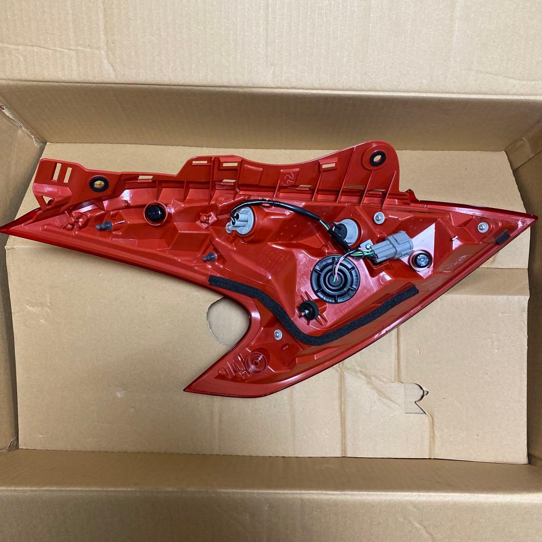 Z34 フェアレディＺ　右テールレンズ