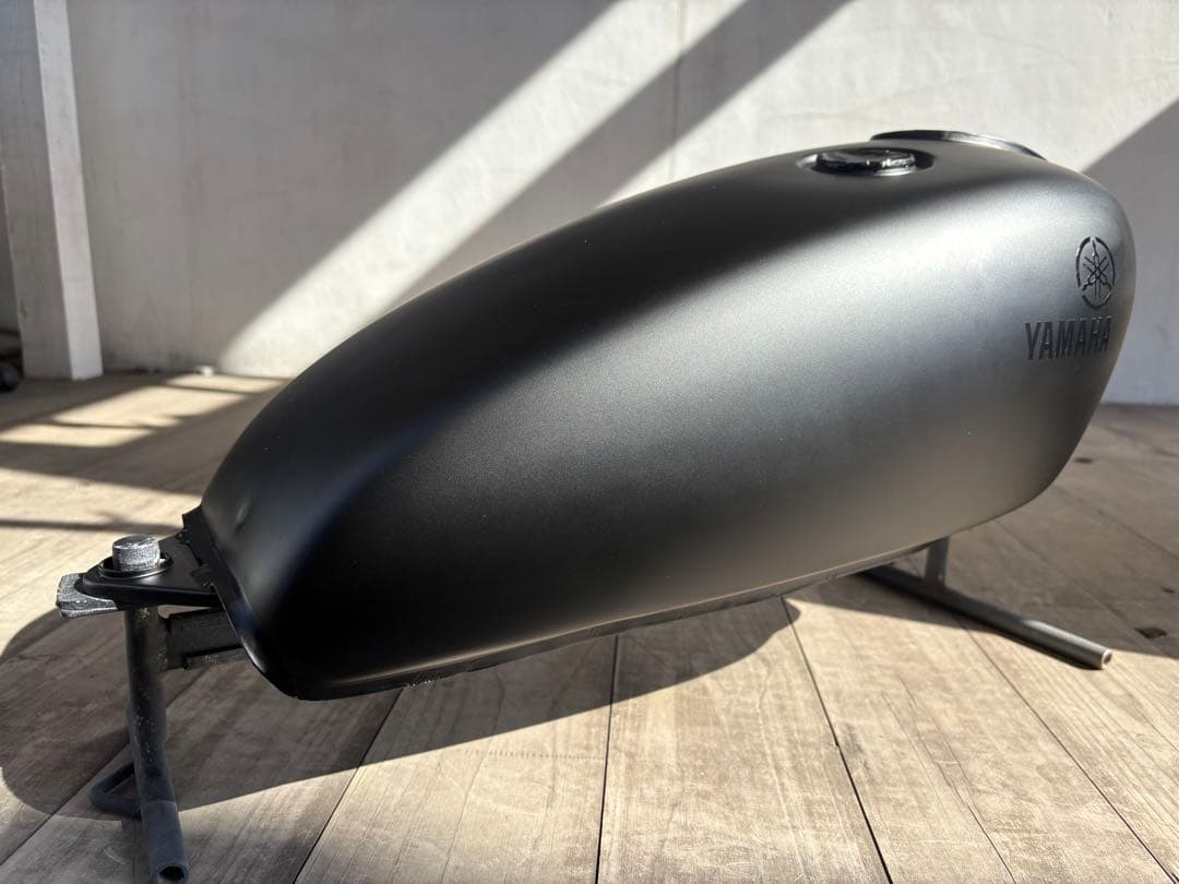 SR400 タンク 自家塗装（マットブラック&艶ありブラックステッカー）