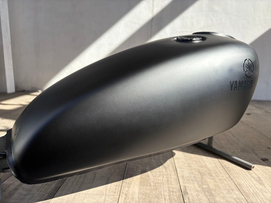 SR400 タンク 自家塗装（マットブラック&艶ありブラックステッカー）