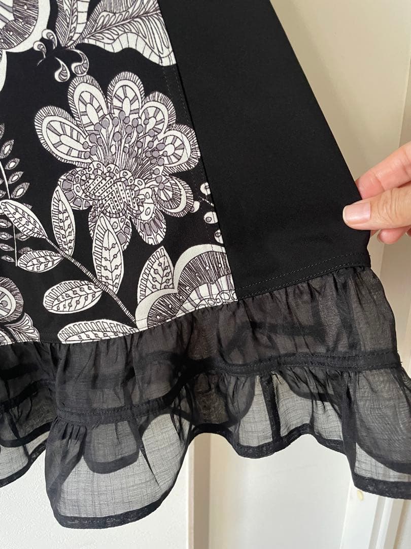 トクコプルミエブォルシフォン風半袖花柄チュニック/白黒