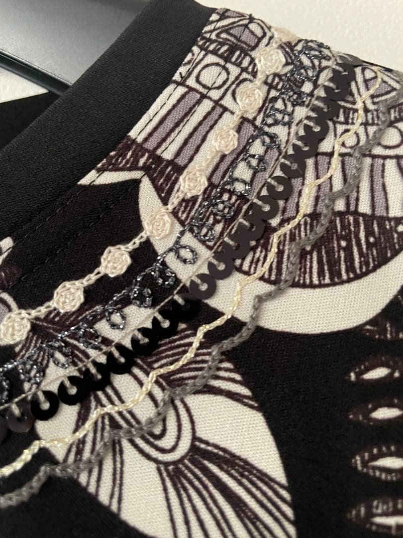 トクコプルミエブォルシフォン風半袖花柄チュニック/白黒