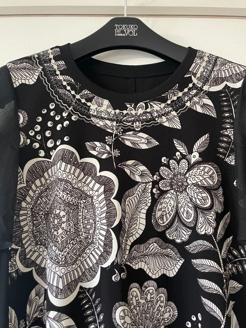 トクコプルミエブォルシフォン風半袖花柄チュニック/白黒