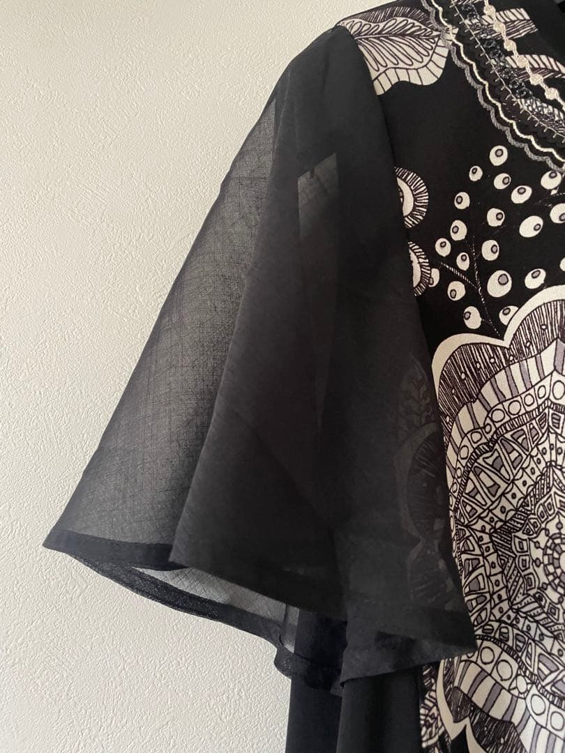 トクコプルミエブォルシフォン風半袖花柄チュニック/白黒