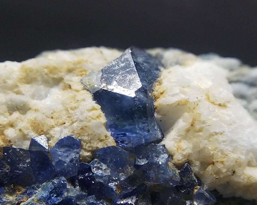 350 ベニトアイト 結晶 原石 母岩付き