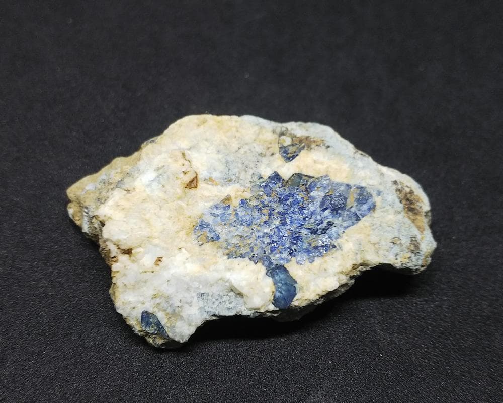 350 ベニトアイト 結晶 原石 母岩付き