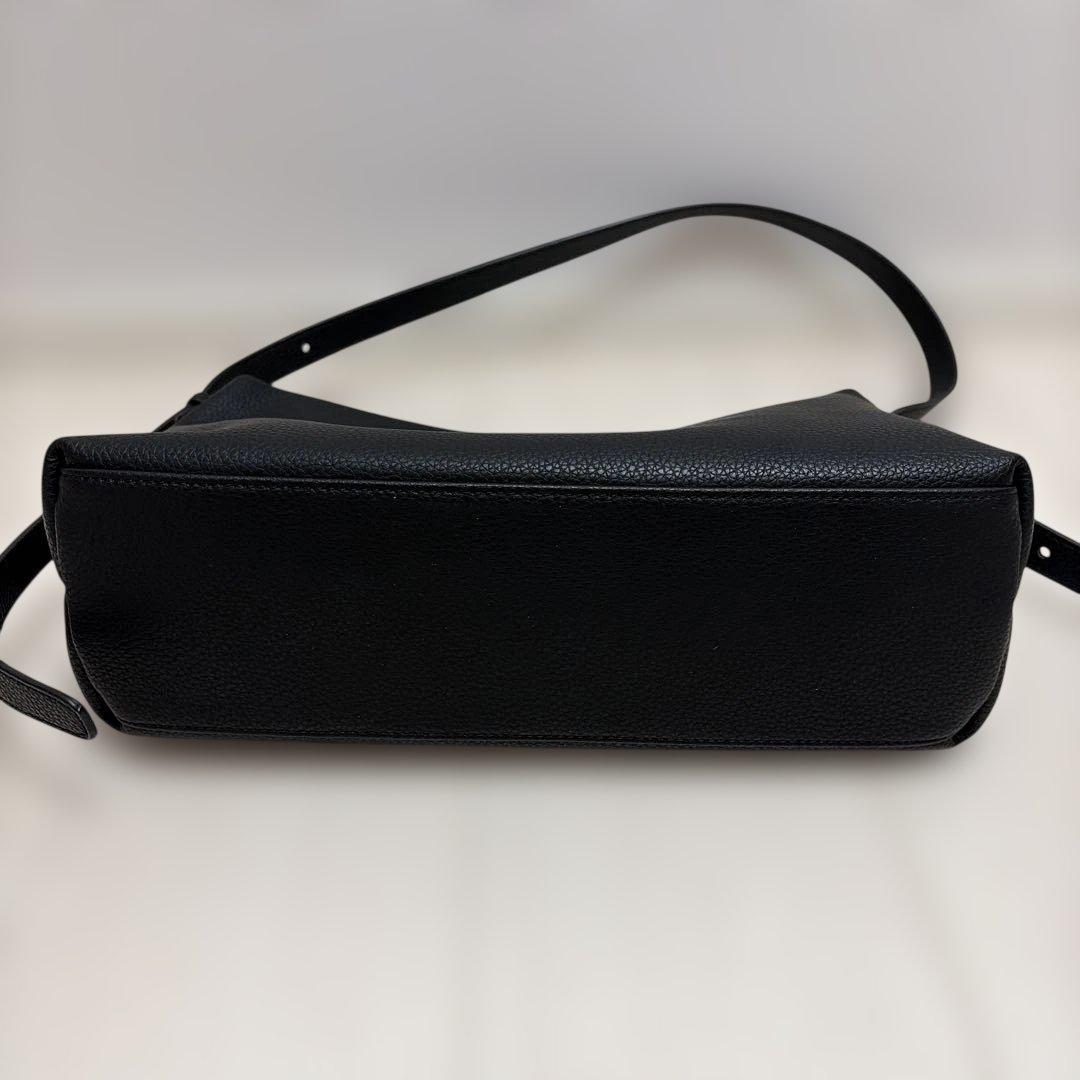 【soins】　牛革ミニマルショルダーバッグ