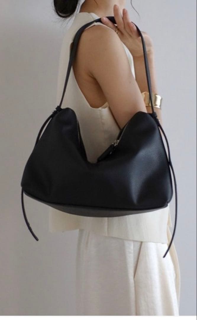 【soins】　牛革ミニマルショルダーバッグ