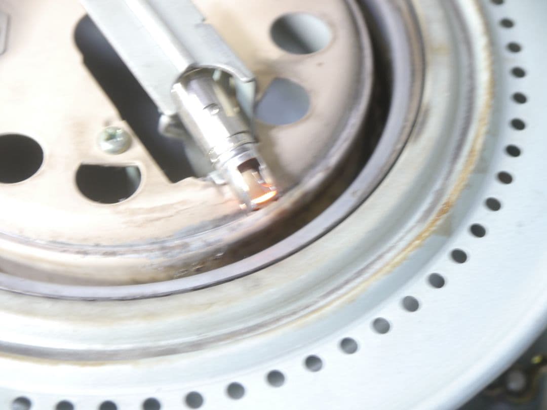 送料無料◆2013年。コロナ　石油ストーブ ホワイト 安全ガード付き