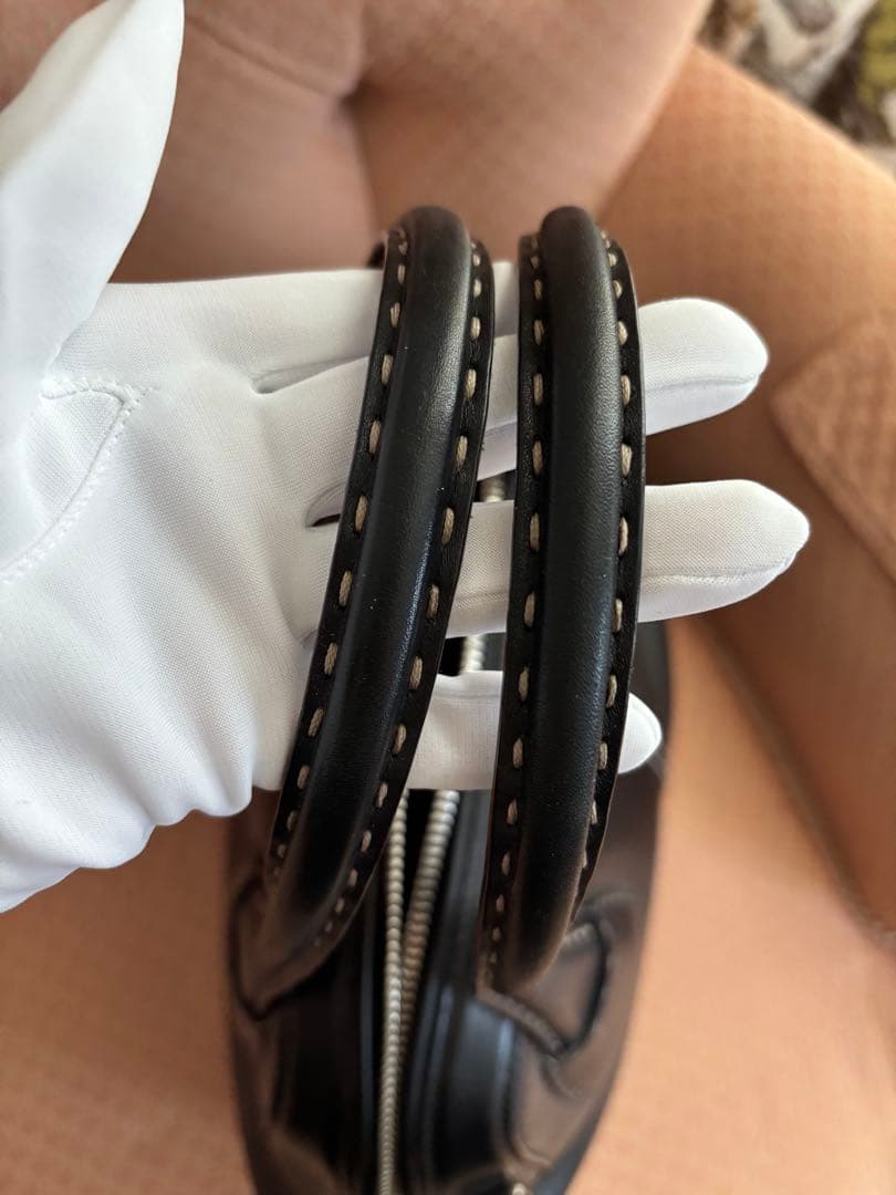 TOD’S 黒のトートバッグ ホワイトステッチ