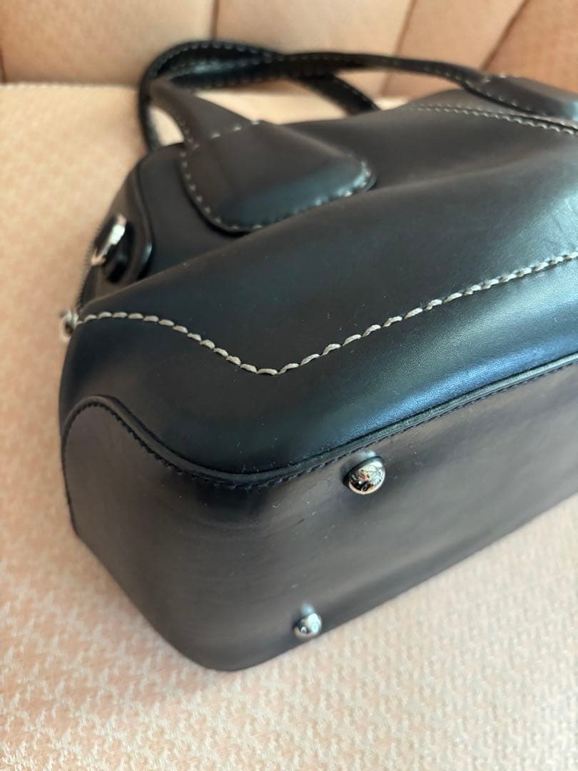TOD’S 黒のトートバッグ ホワイトステッチ