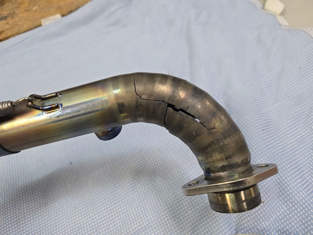 シグナスX　ホットラップチャンピオンマフラー　割れあり