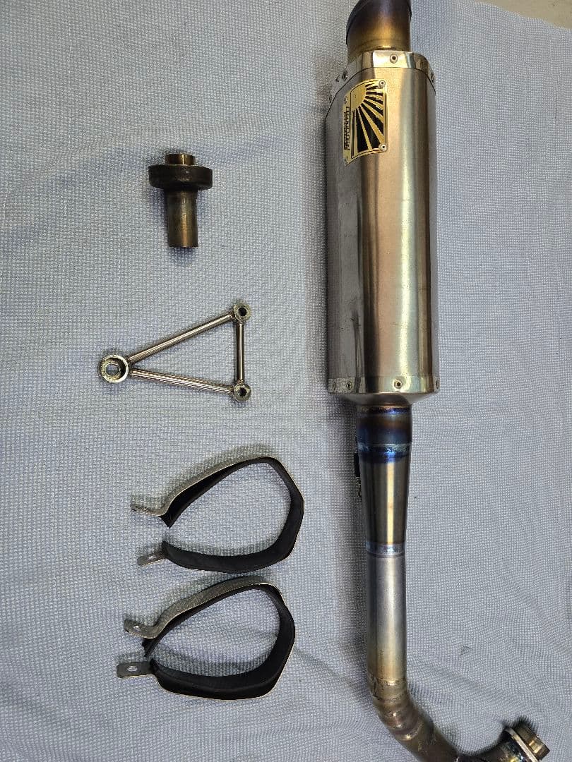 シグナスX　ホットラップチャンピオンマフラー　割れあり