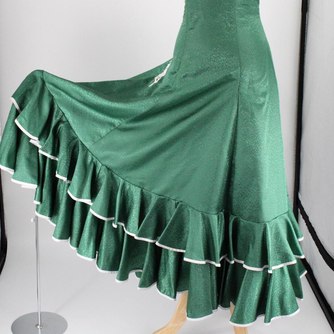 【極美品 フラメンコ衣装】艶やか光沢グリーン×ホワイト刺繍 ドレス 胸パット付き