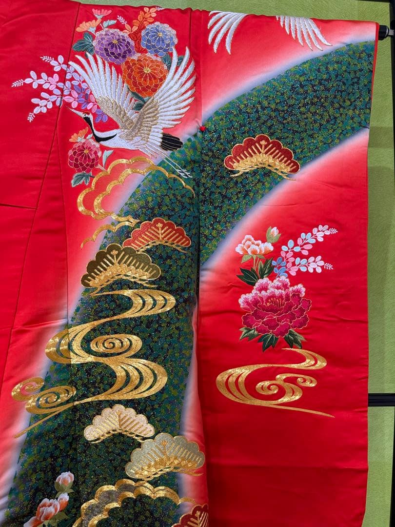赤い鶴と花の刺繍着物