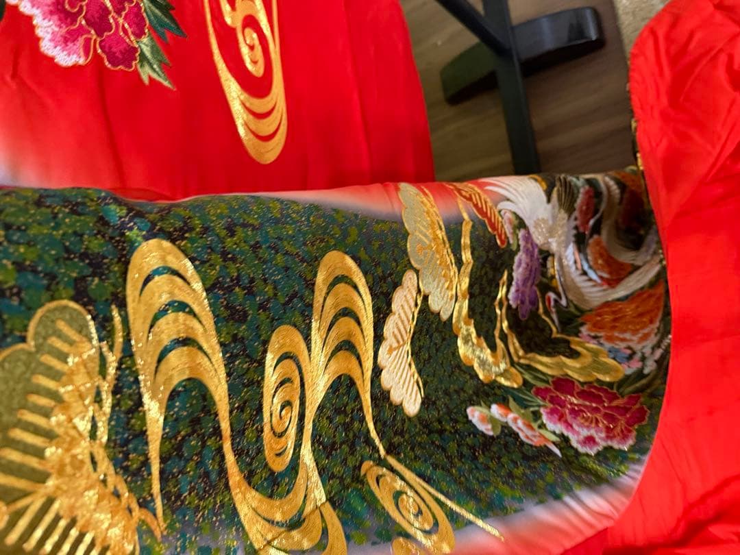 赤い鶴と花の刺繍着物