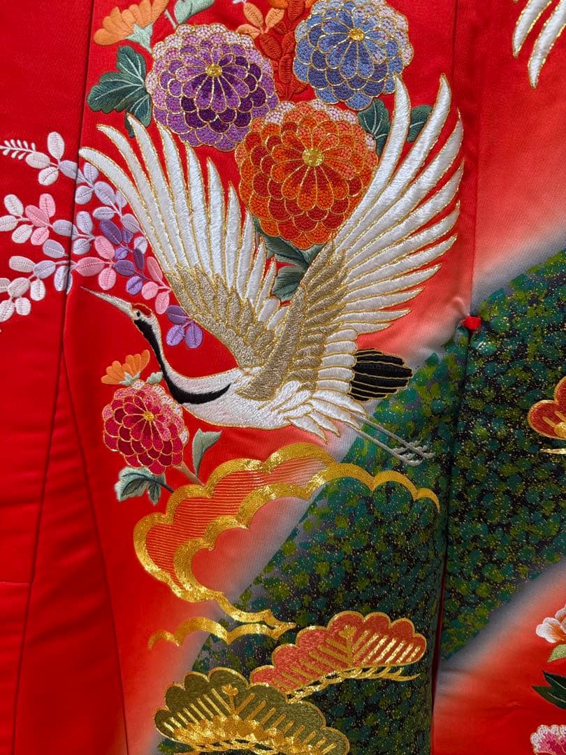 赤い鶴と花の刺繍着物