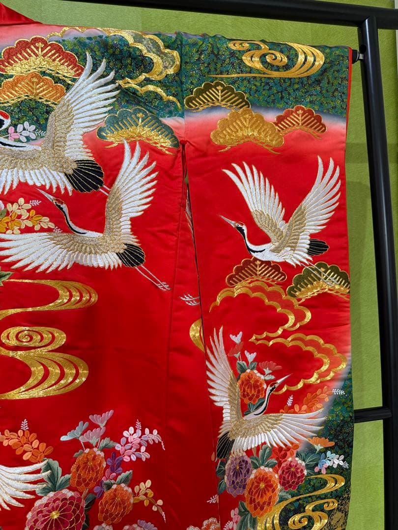 赤い鶴と花の刺繍着物