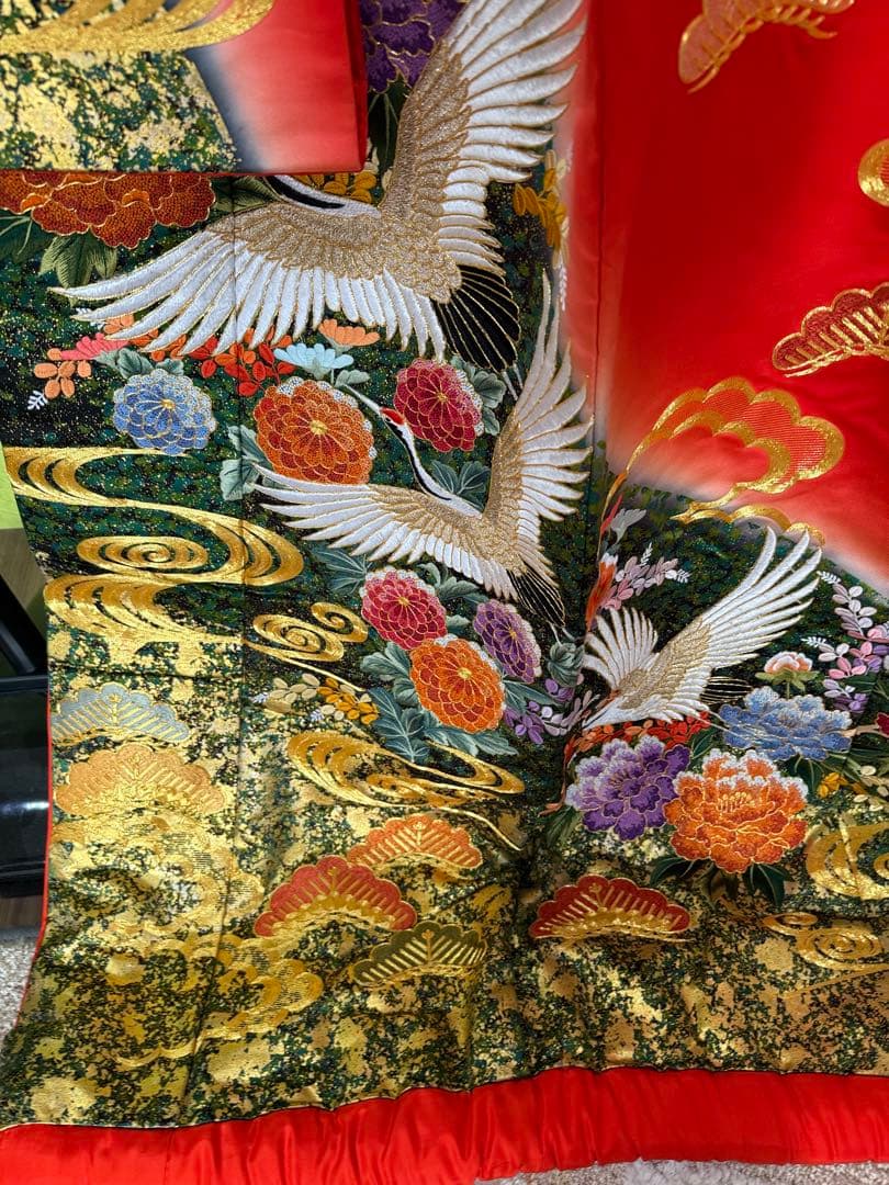 赤い鶴と花の刺繍着物