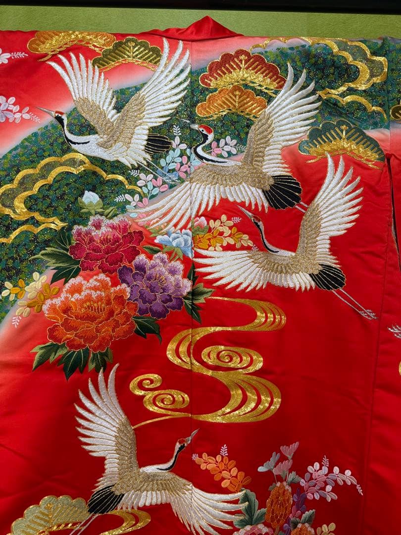 赤い鶴と花の刺繍着物