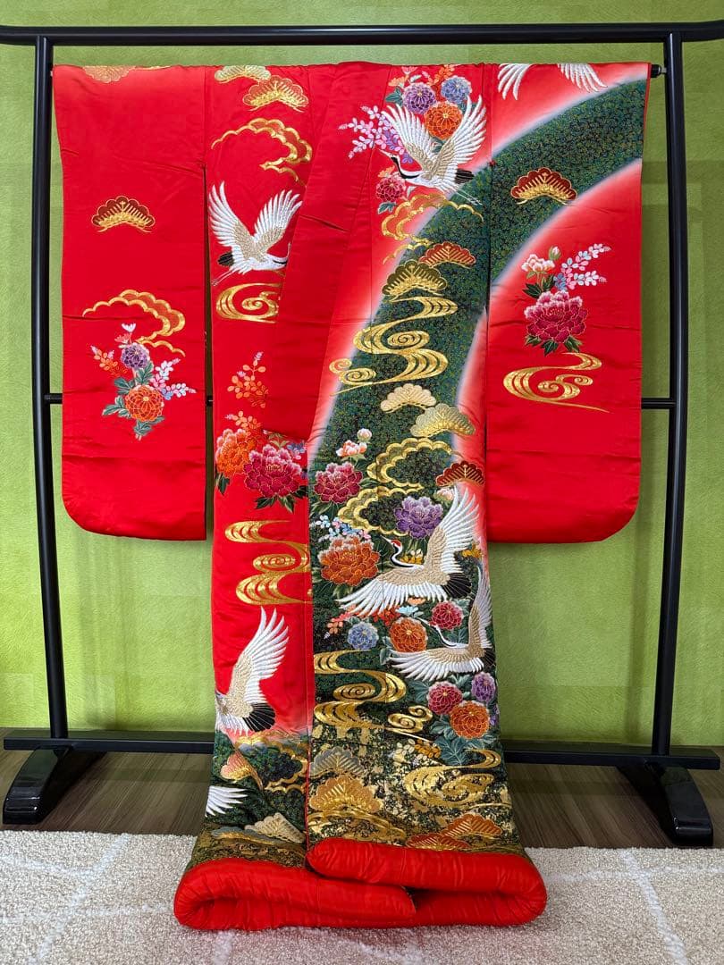 赤い鶴と花の刺繍着物