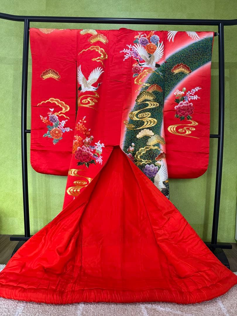 赤い鶴と花の刺繍着物