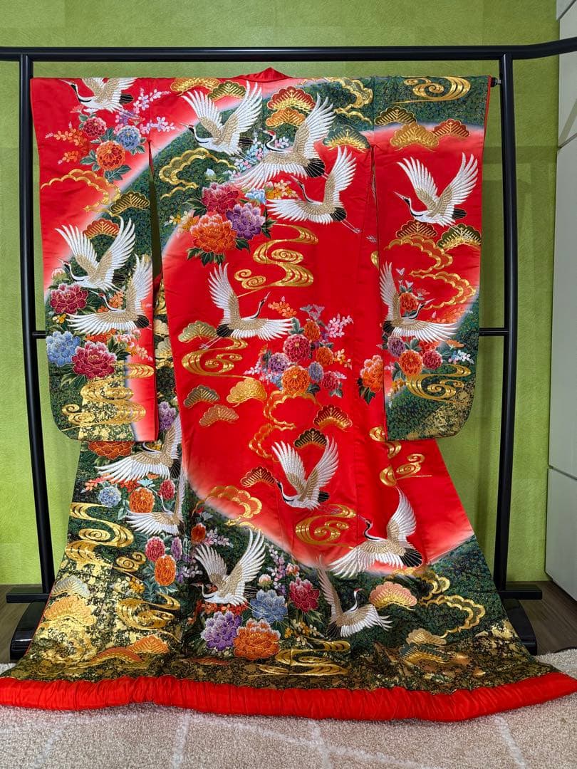 赤い鶴と花の刺繍着物