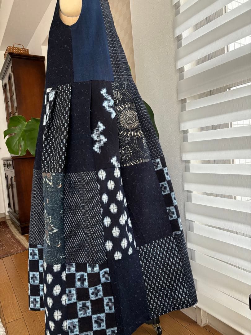 貴重な藍木綿絣を繋ぎ大人可愛いジャンバースカートに