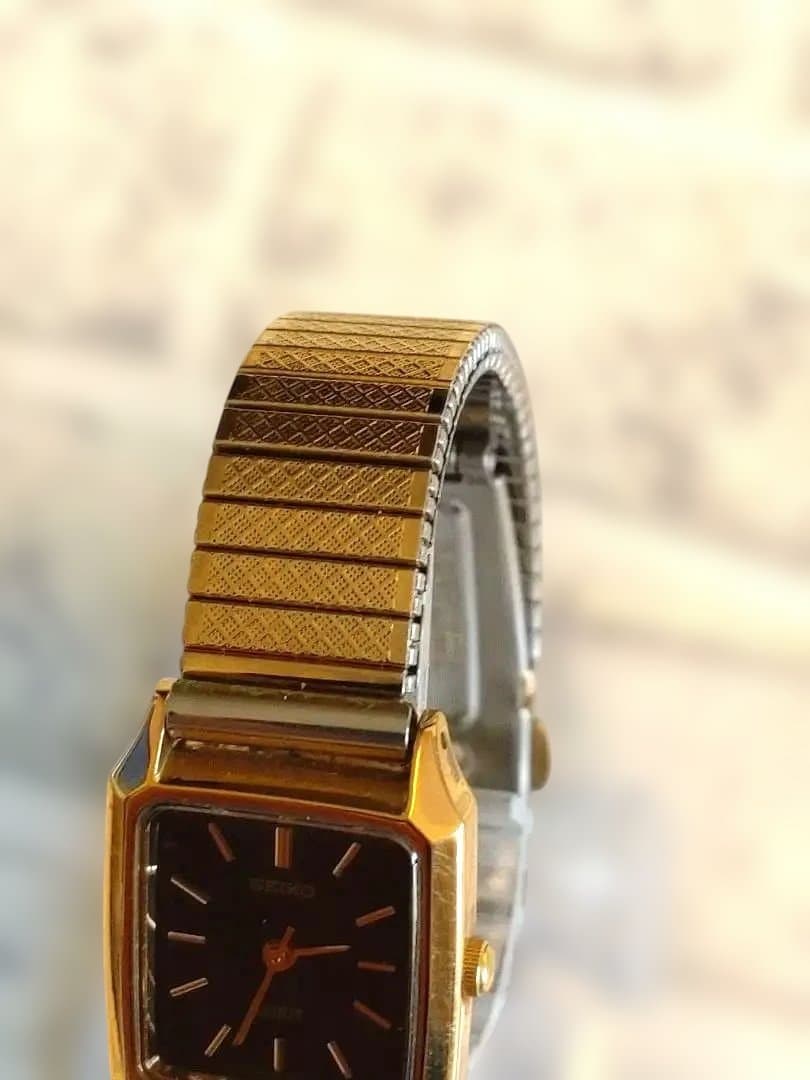 稼働　セイコー　ゴールド　腕時計　スピリット　黒文字盤　高級感