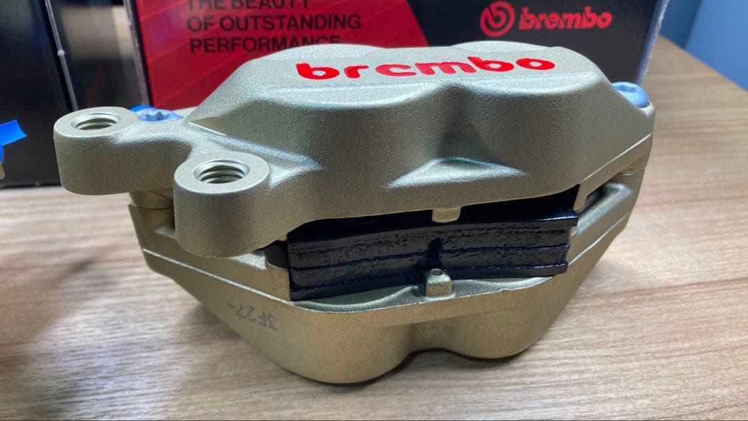 brembo ブレーキキャリパー P4 30/34 40mm 左右用（金/赤）