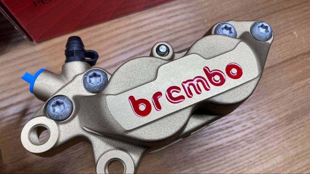 brembo ブレーキキャリパー P4 30/34 40mm 左右用（金/赤）