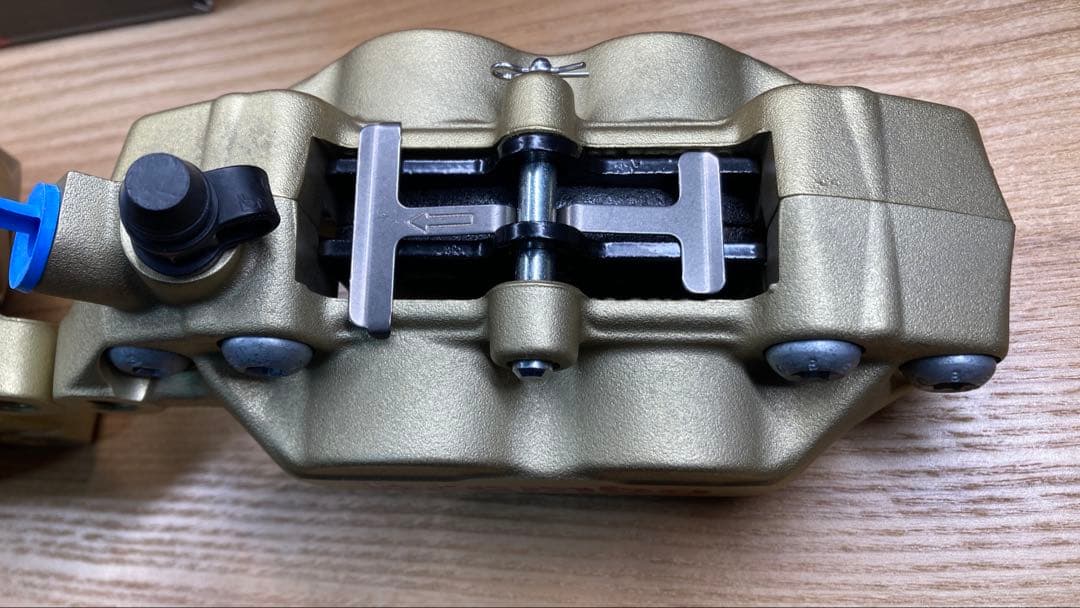 brembo ブレーキキャリパー P4 30/34 40mm 左右用（金/赤）