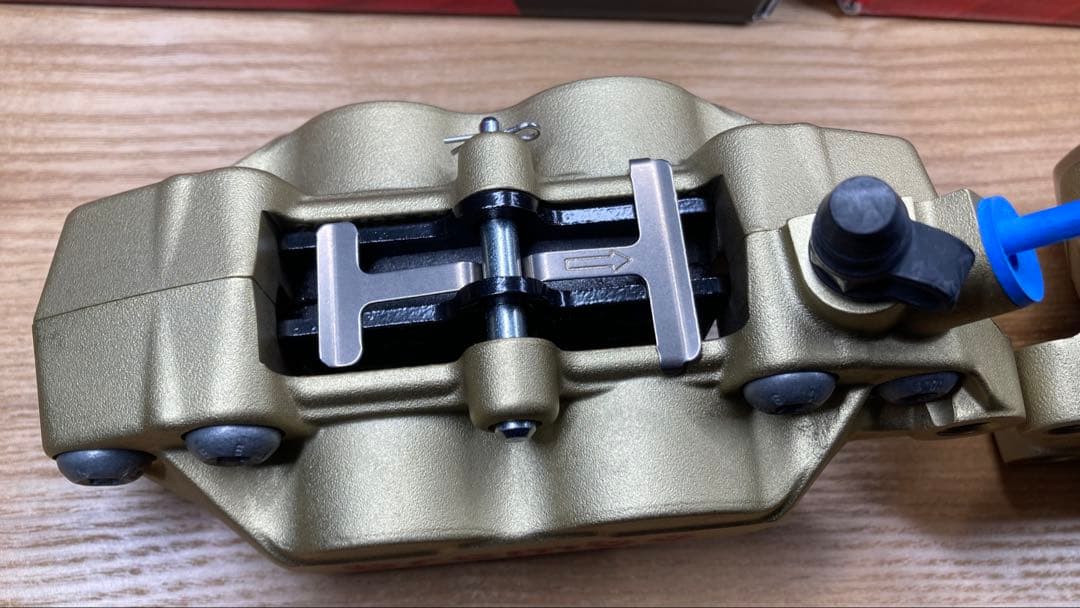 brembo ブレーキキャリパー P4 30/34 40mm 左右用（金/赤）