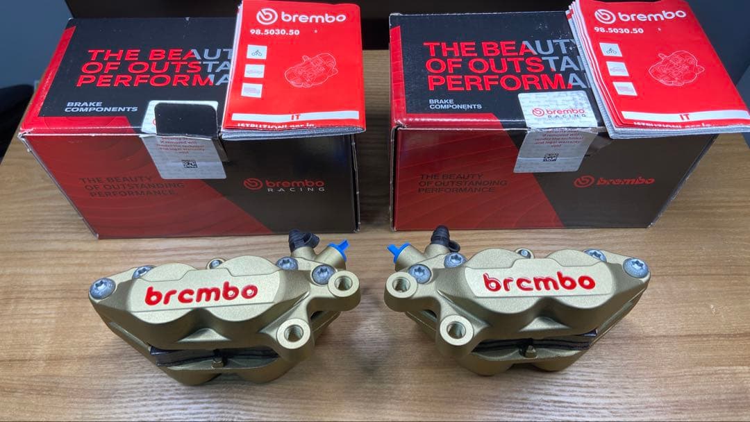 brembo ブレーキキャリパー P4 30/34 40mm 左右用（金/赤）