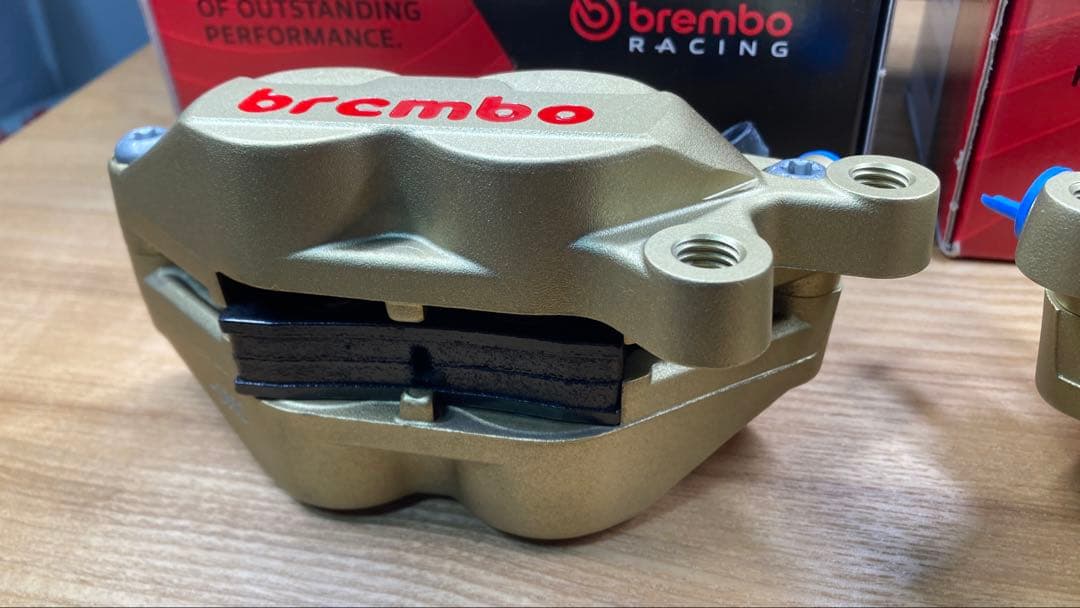 brembo ブレーキキャリパー P4 30/34 40mm 左右用（金/赤）