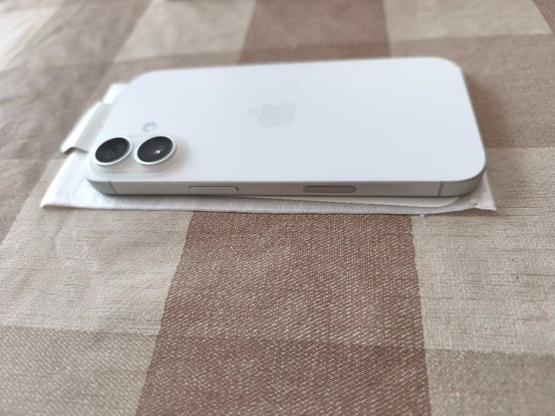 iPhone16 SIMフリー ホワイト Apple ケース付 バッテリー良好