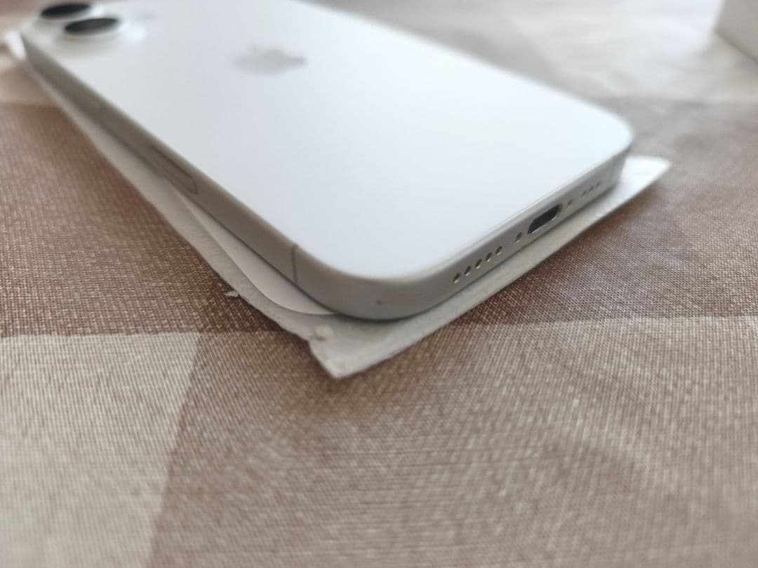 iPhone16 SIMフリー ホワイト Apple ケース付 バッテリー良好