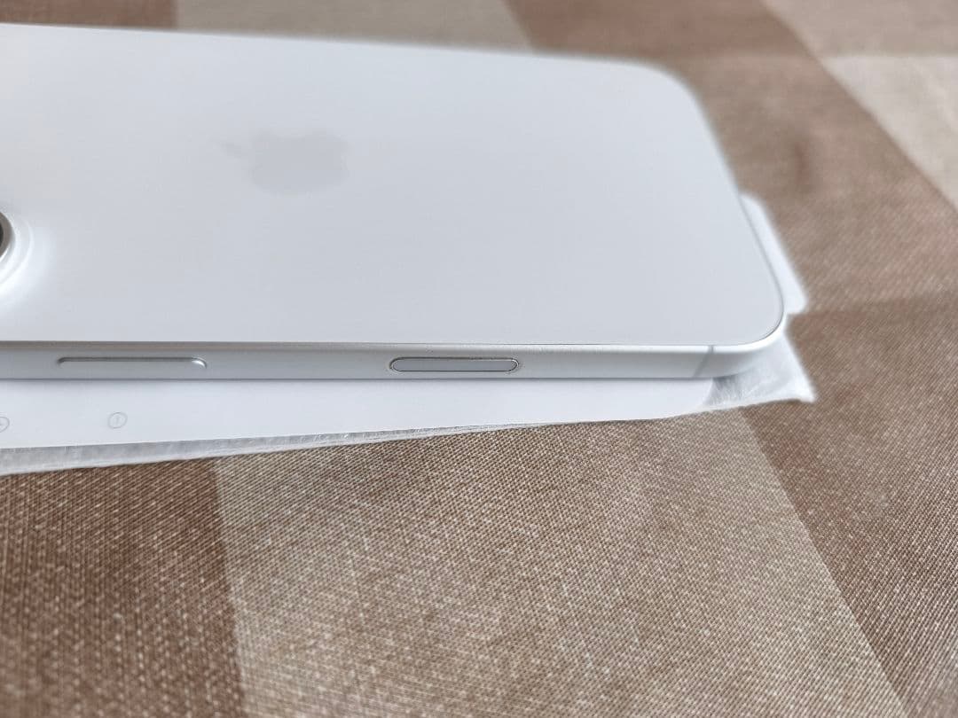 iPhone16 SIMフリー ホワイト Apple ケース付 バッテリー良好