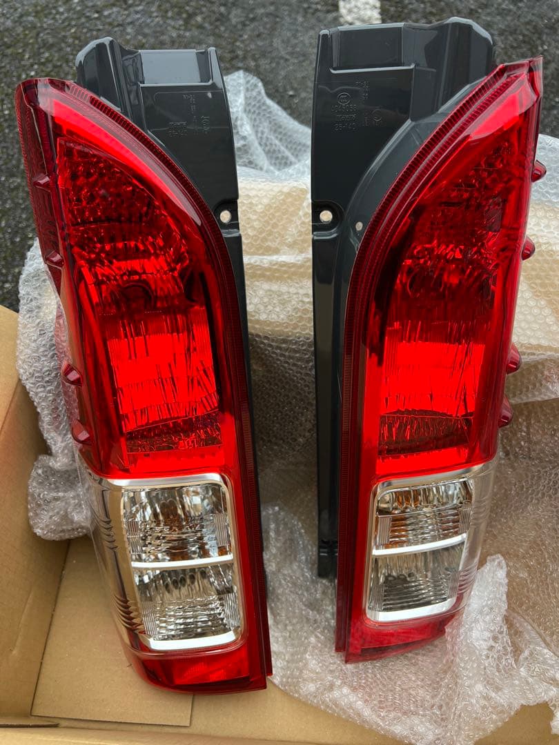 ハイエース200型 純正テールランプ