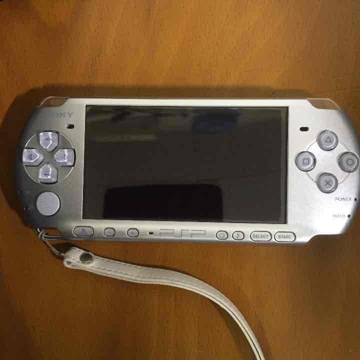 PSP、カセット４つ、充電器付き