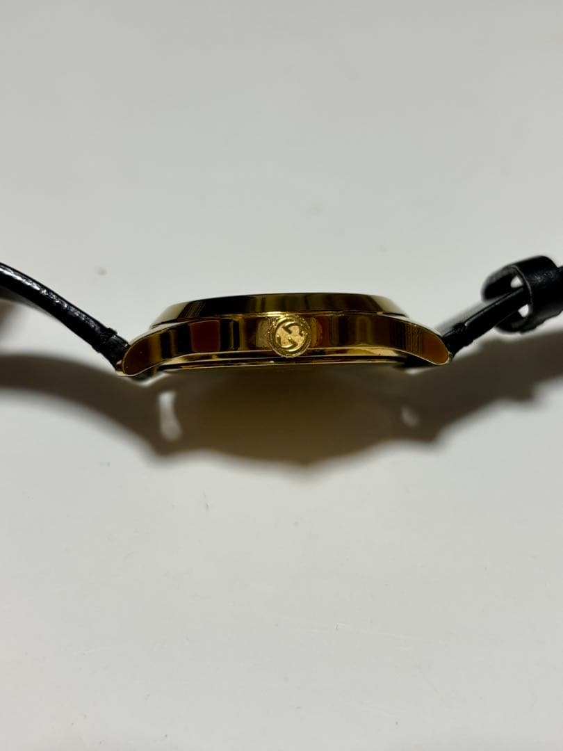 GUCCI Gタイムレス ビー 時計 ブラック×ゴールド 稼働品