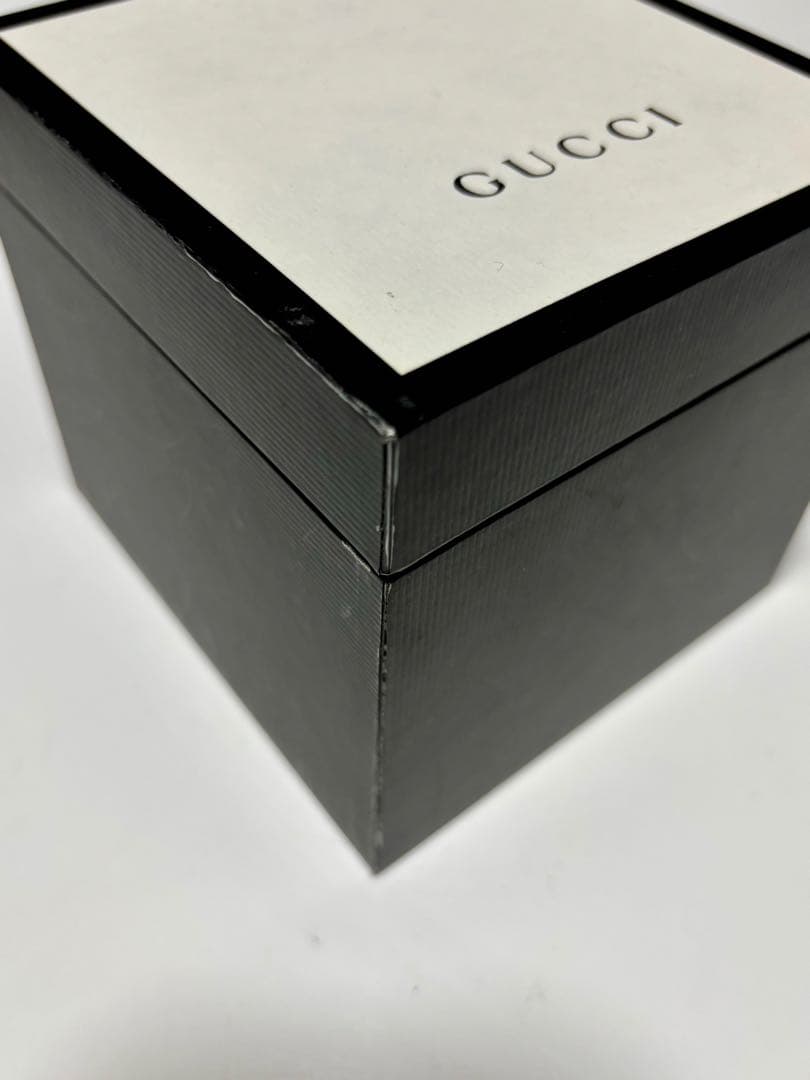 GUCCI Gタイムレス ビー 時計 ブラック×ゴールド 稼働品