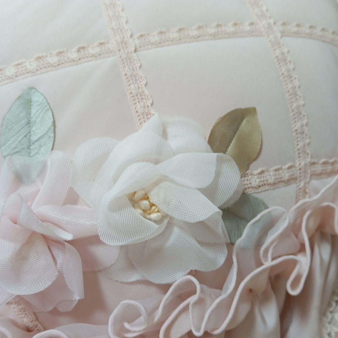 新品さえらベルパーチ豪華フリル&レースお花モチーフ円形クッション日本製ポテチーノ