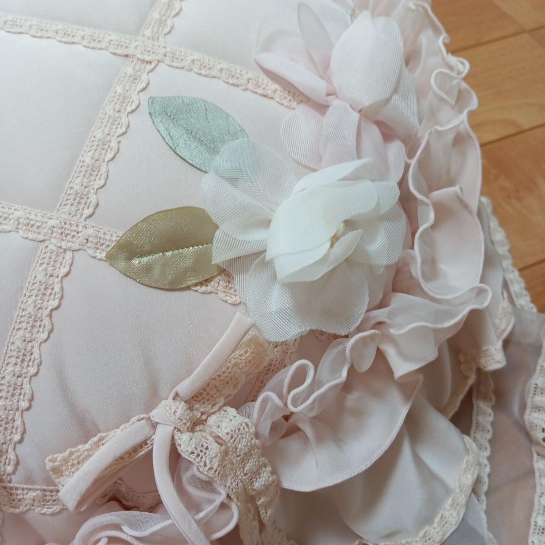 新品さえらベルパーチ豪華フリル&レースお花モチーフ円形クッション日本製ポテチーノ