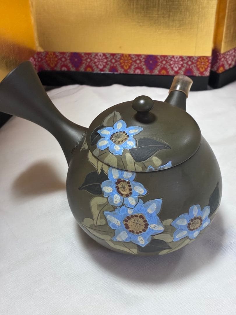 青い花柄の陶器ポット