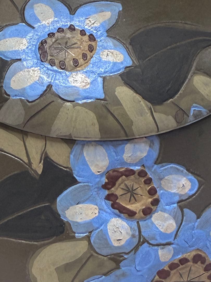 青い花柄の陶器ポット